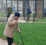 Тульские специалисты, участвующие в восстановлении города, вместе с местными жителями вышли на уборку Тульского сквера. - ГТРК