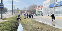 Сегодня, 4 апреля, на уборку города вышли работники городской администрации, депутаты Тульской городской Думы — члены фракции «Единая Россия», сотрудники школ, учреждений культуры и спорта, муниципальных и промышленных предприятий, представители бизнеса, торговли и просто жители города. - ГТРК