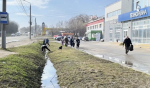 Сегодня, 4 апреля, на уборку города вышли работники городской администрации, депутаты Тульской городской Думы — члены фракции «Единая Россия», сотрудники школ, учреждений культуры и спорта, муниципальных и промышленных предприятий, представители бизнеса, торговли и просто жители города.