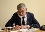 Дмитрий Миляев слушает. И отвечает