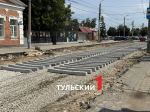 На улице Коминтерна в Туле начали укладывать новые трамвайные шпалы 