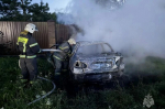 Спасатели потушили горящий автомобиль на улице Киреевской в Туле