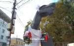 Тульскую «тещу» вновь нарядили в костюм первоклассницы