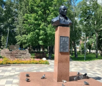 В Узловой бронзовые бюсты разведчиков закрасили черной краской, а теперь ее счищают