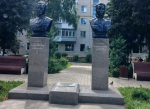 В Узловой бронзовые бюсты разведчиков закрасили черной краской, а теперь ее счищают