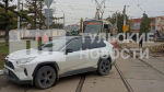 На трамвайных путях на улице Советской припарковался автомобиль